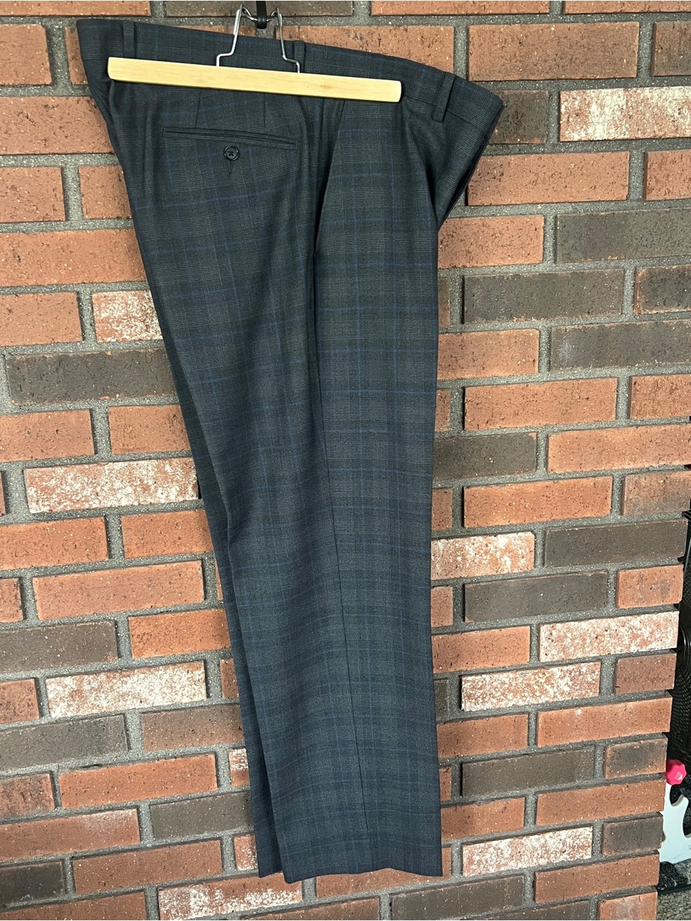 Ryan Seacrest Distinction Gray Plaid Suit with Blue Windowpane - Picture 4 of 12